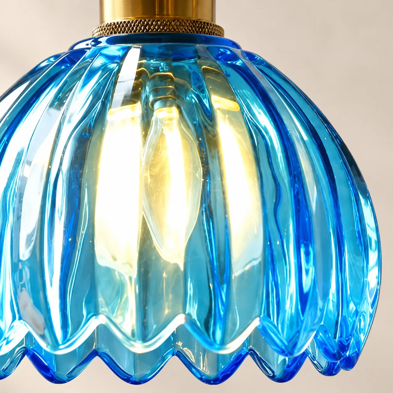 Lampada a sospensione a forma di fiore in vetro, dettaglio