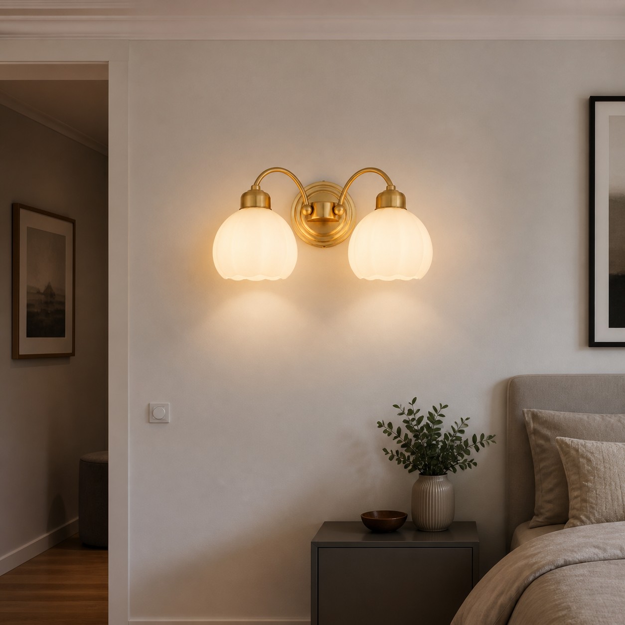 Doppelwandlampe an einer Schlafzimmerwand