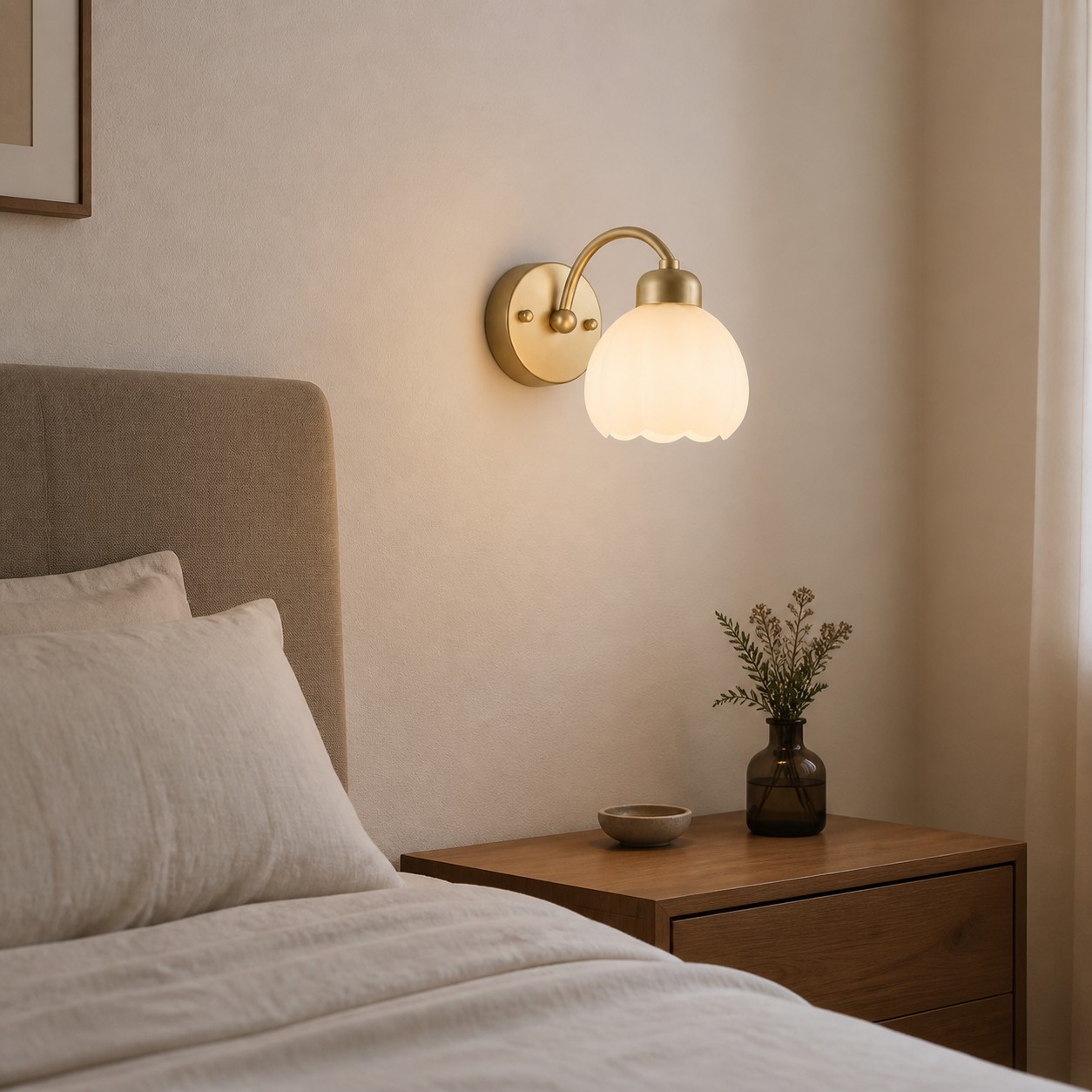 Wandlampe aus Milchglas neben einem Bett