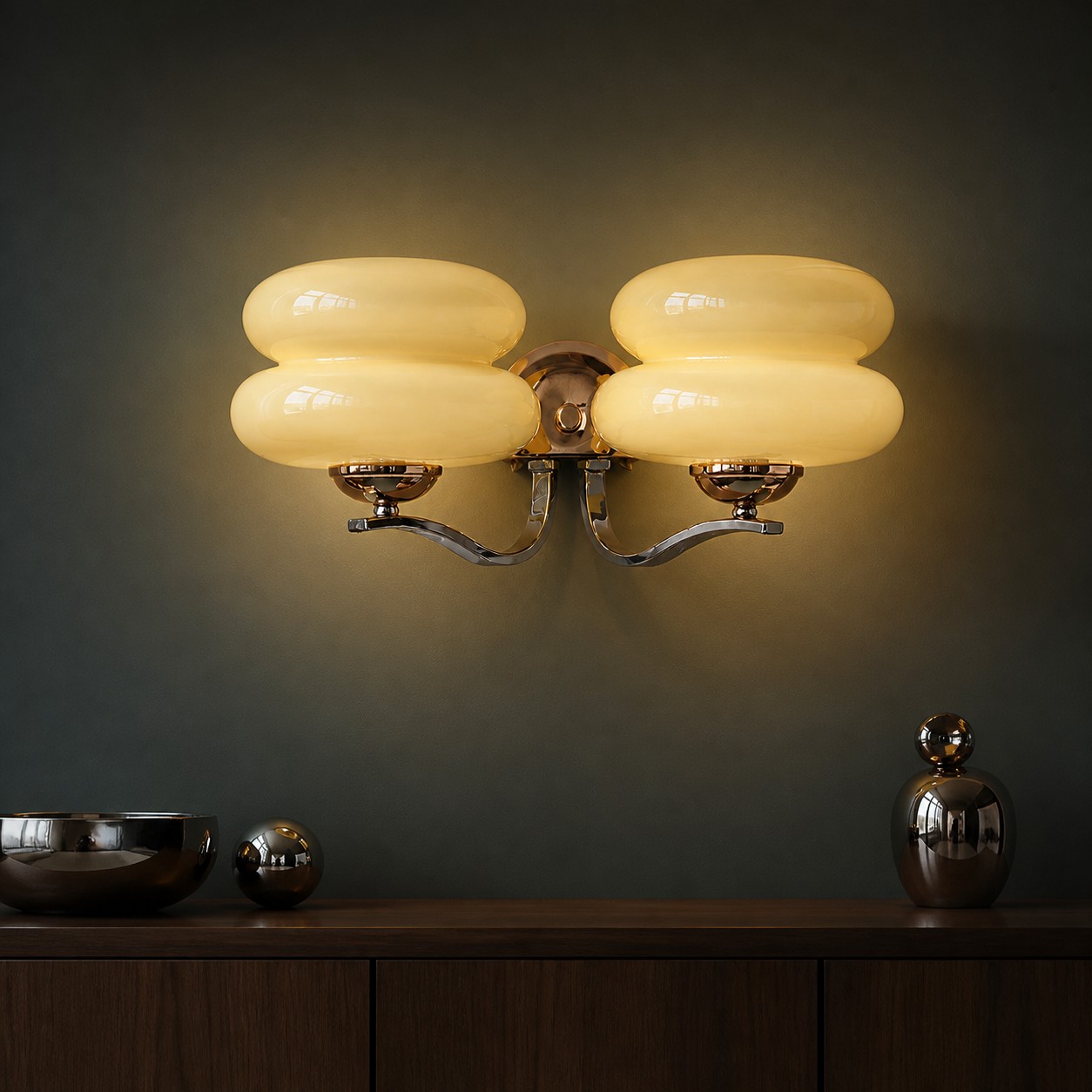 Aplique de pared beige de dos luces con cristal opalino sobre una pared de acento oscura.