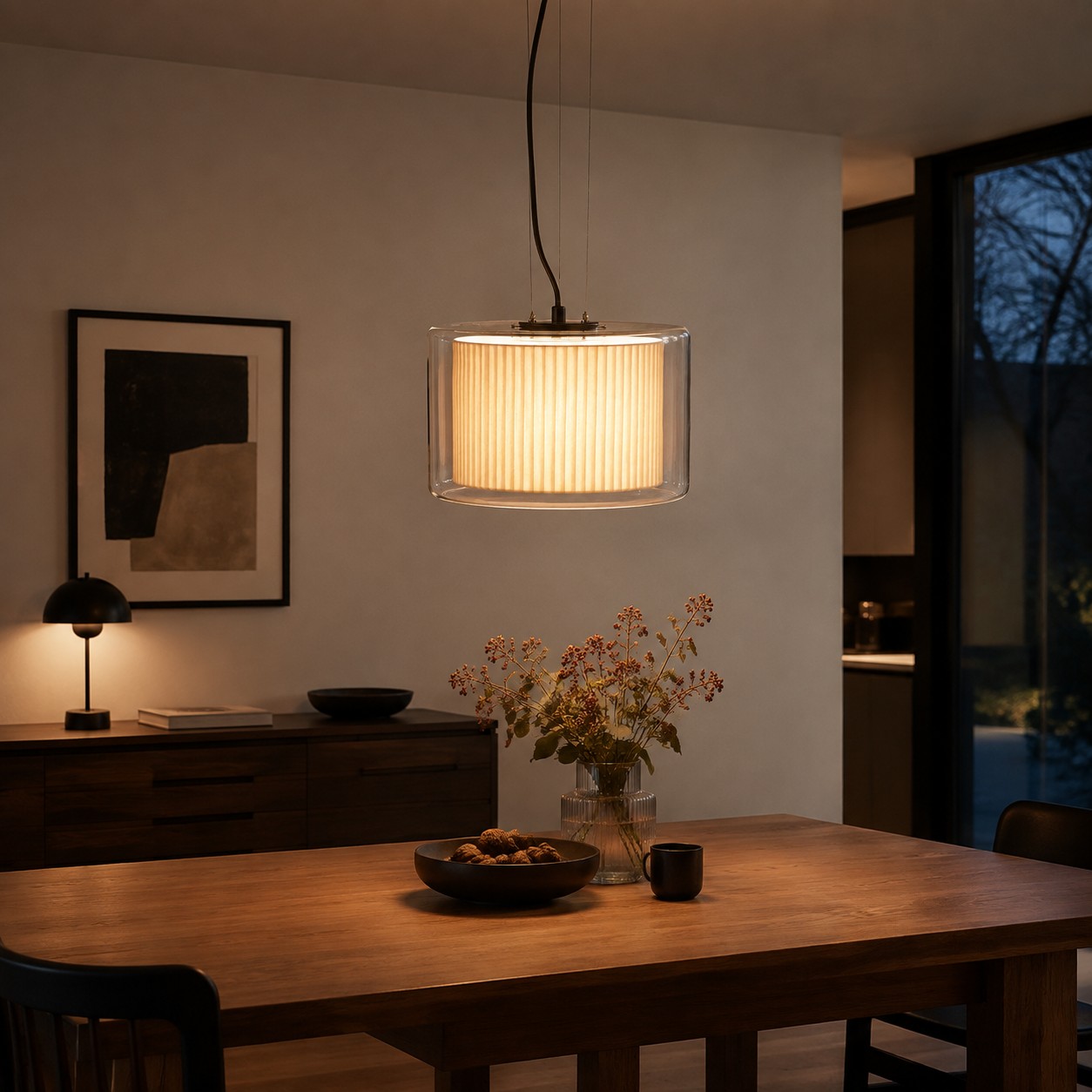 Lámpara colgante Mercer sobre una mesa de comedor