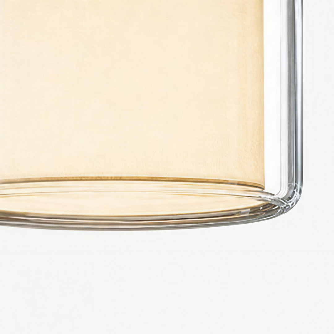 Detalle del borde de cristal transparente y la capa de tela