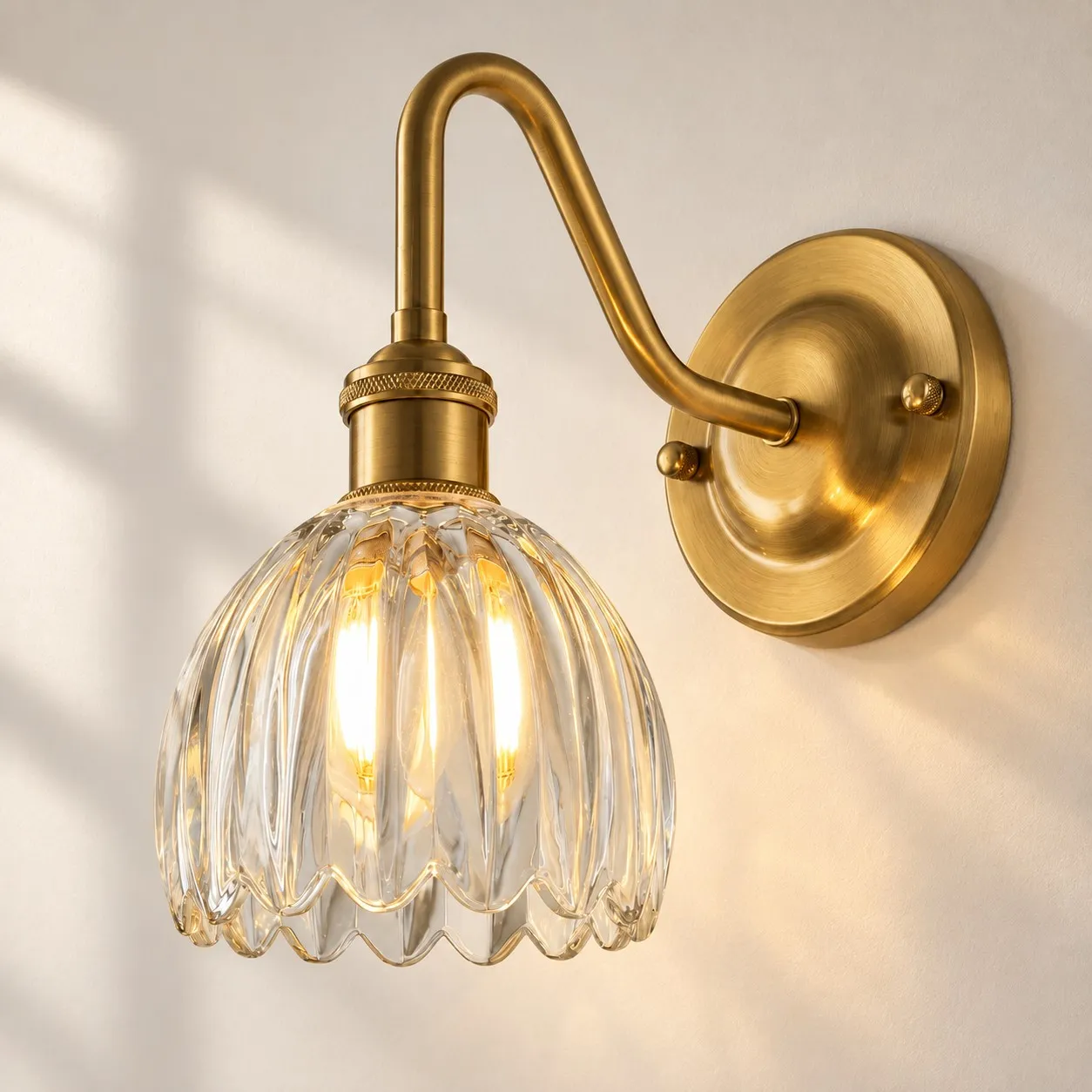 Lámpara de pared vintage de latón con forma de flor y cristal