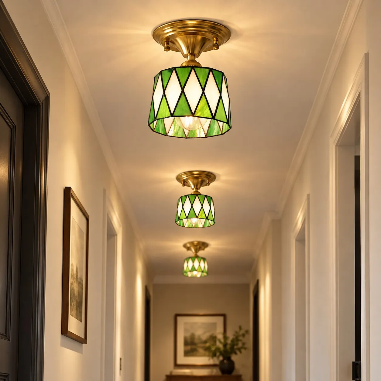Vintage groene mozaïek glazen plafondlamp met vlakke montage in een interieur.