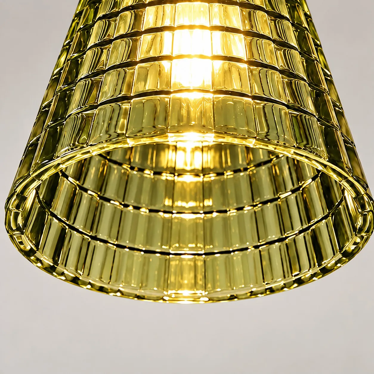 Lampe suspendue en verre coloré (détails)