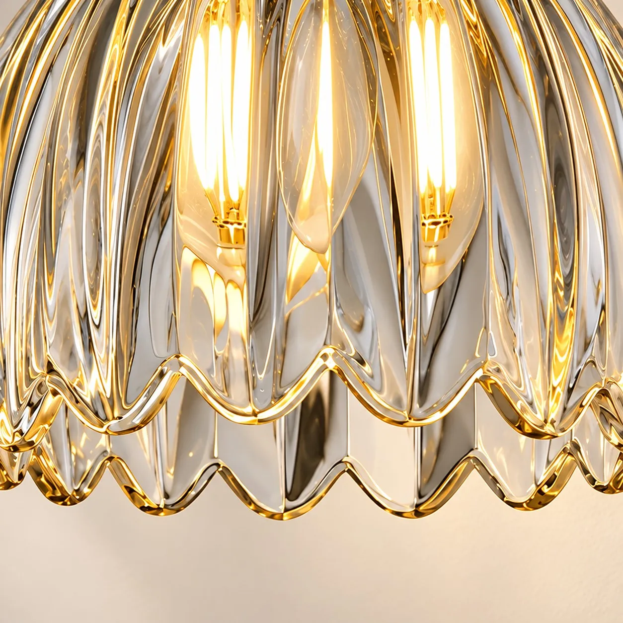 Lámpara de pared de cristal con forma de flor en detalle