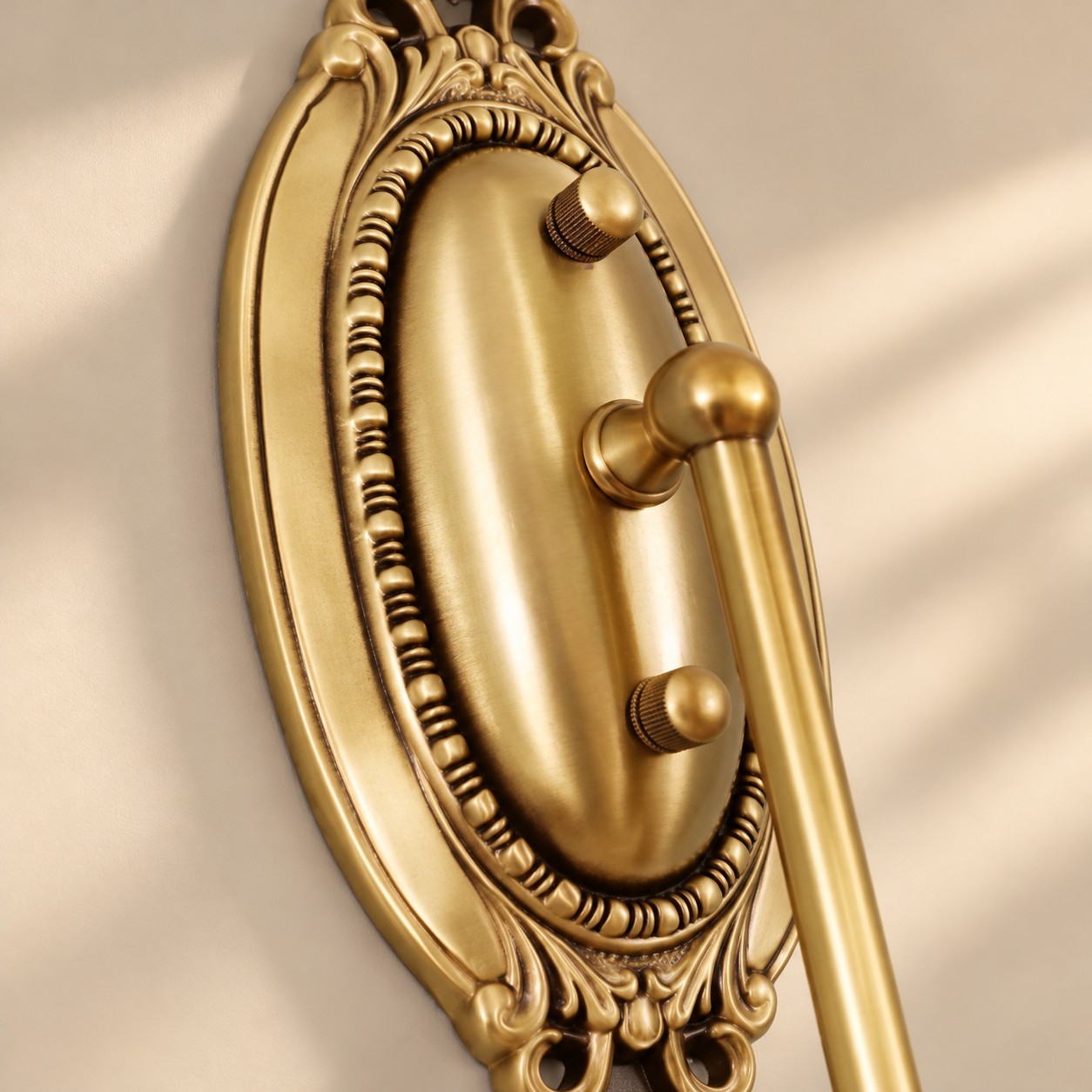 Primo piano della piastra posteriore ovale in ottone antico decorato