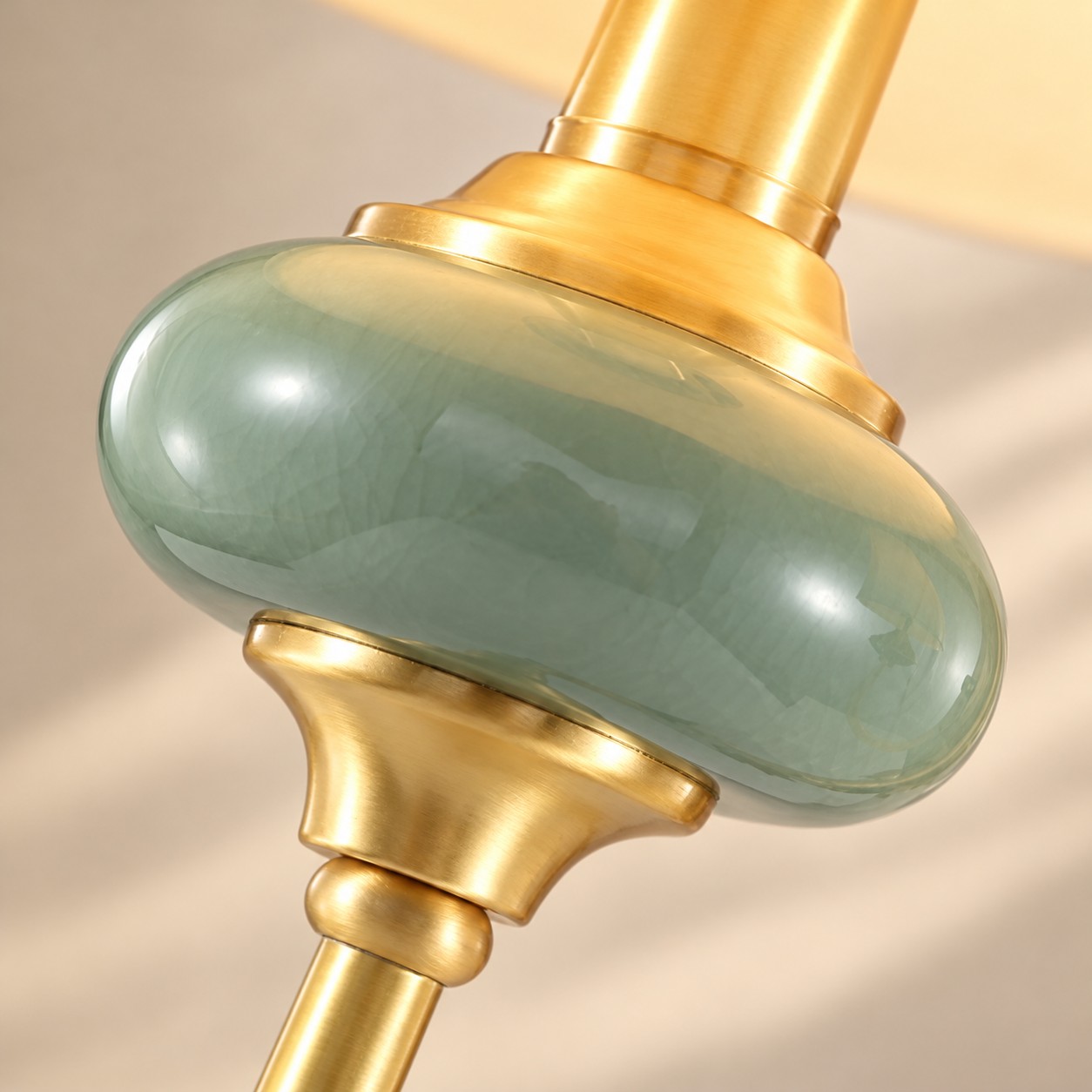 Primo piano della perla in ceramica celadon con raccordi in ottone