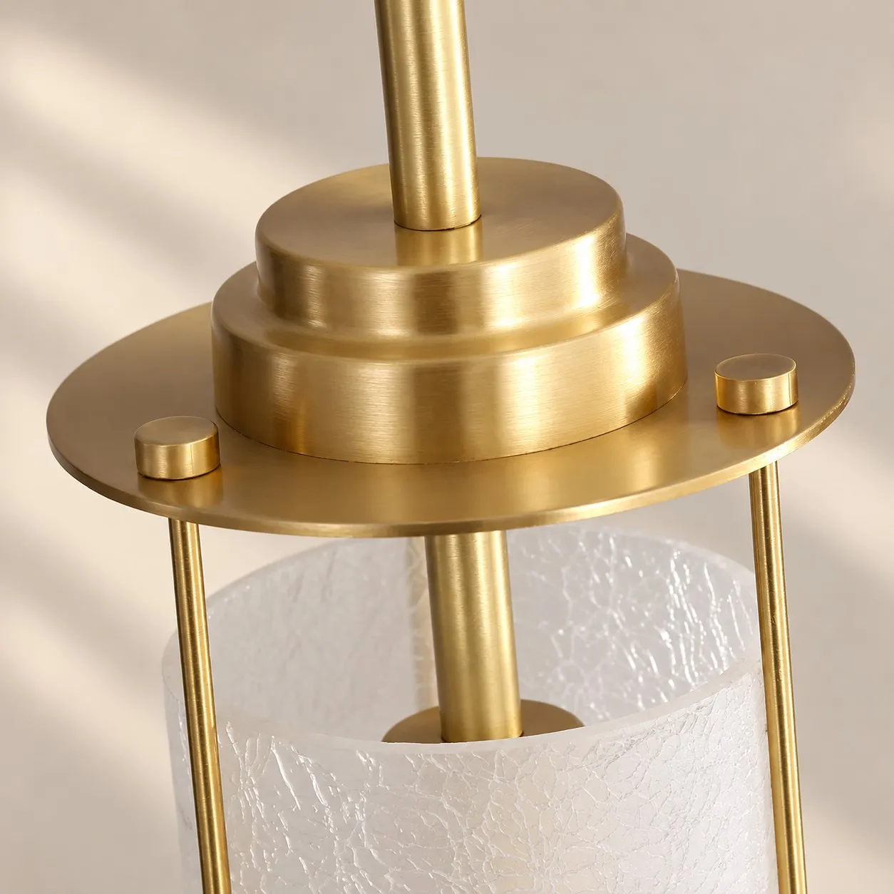 Detailansicht der Pendelleuchte aus Milchglas