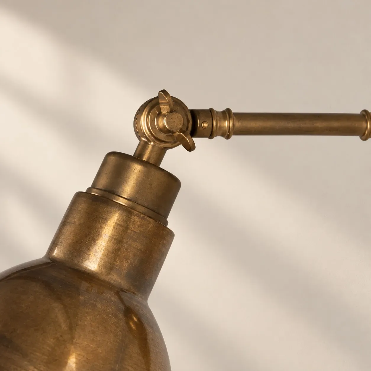 Verstellbare Wandleuchte aus Messing im Detail