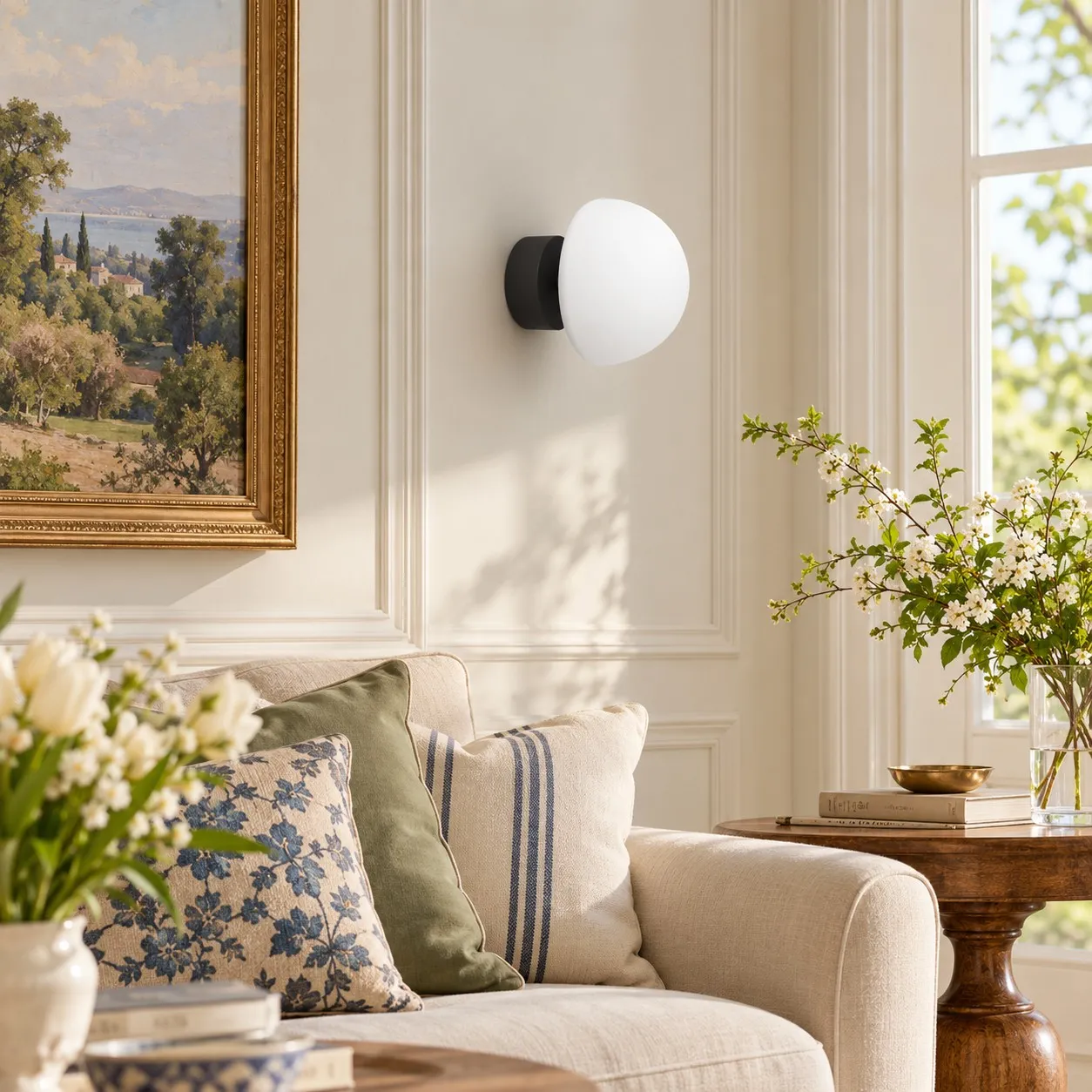 Lámpara de pared moderna de cristal en forma de media luna en un ambiente interior.
