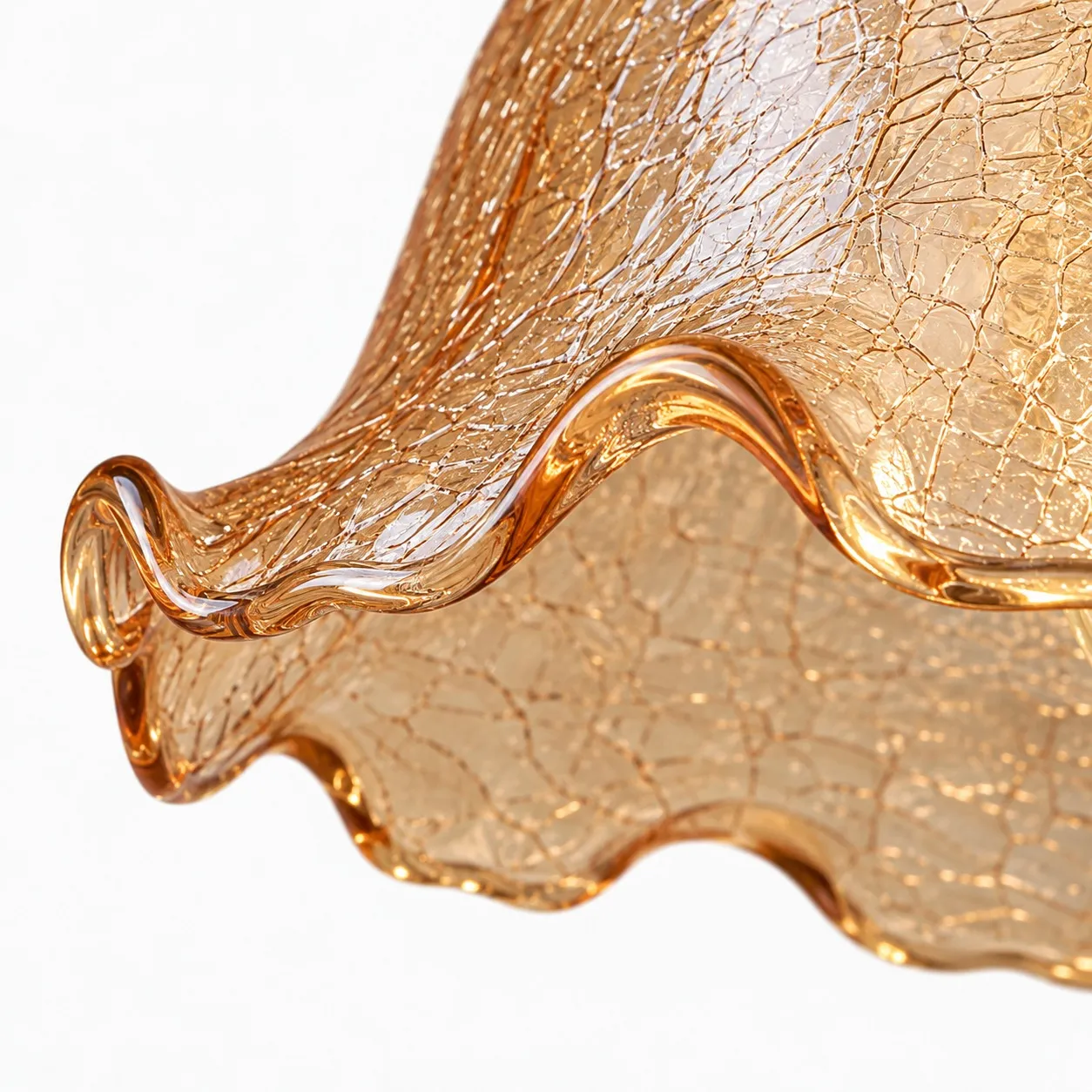 Detailansicht der Pendelleuchte aus Glas und Messing