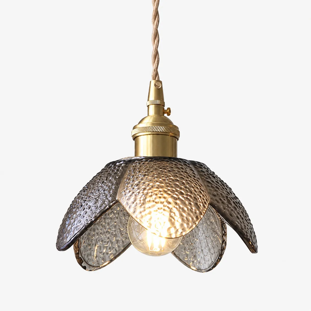 Lampada a sospensione vintage in vetro a forma di fiore.