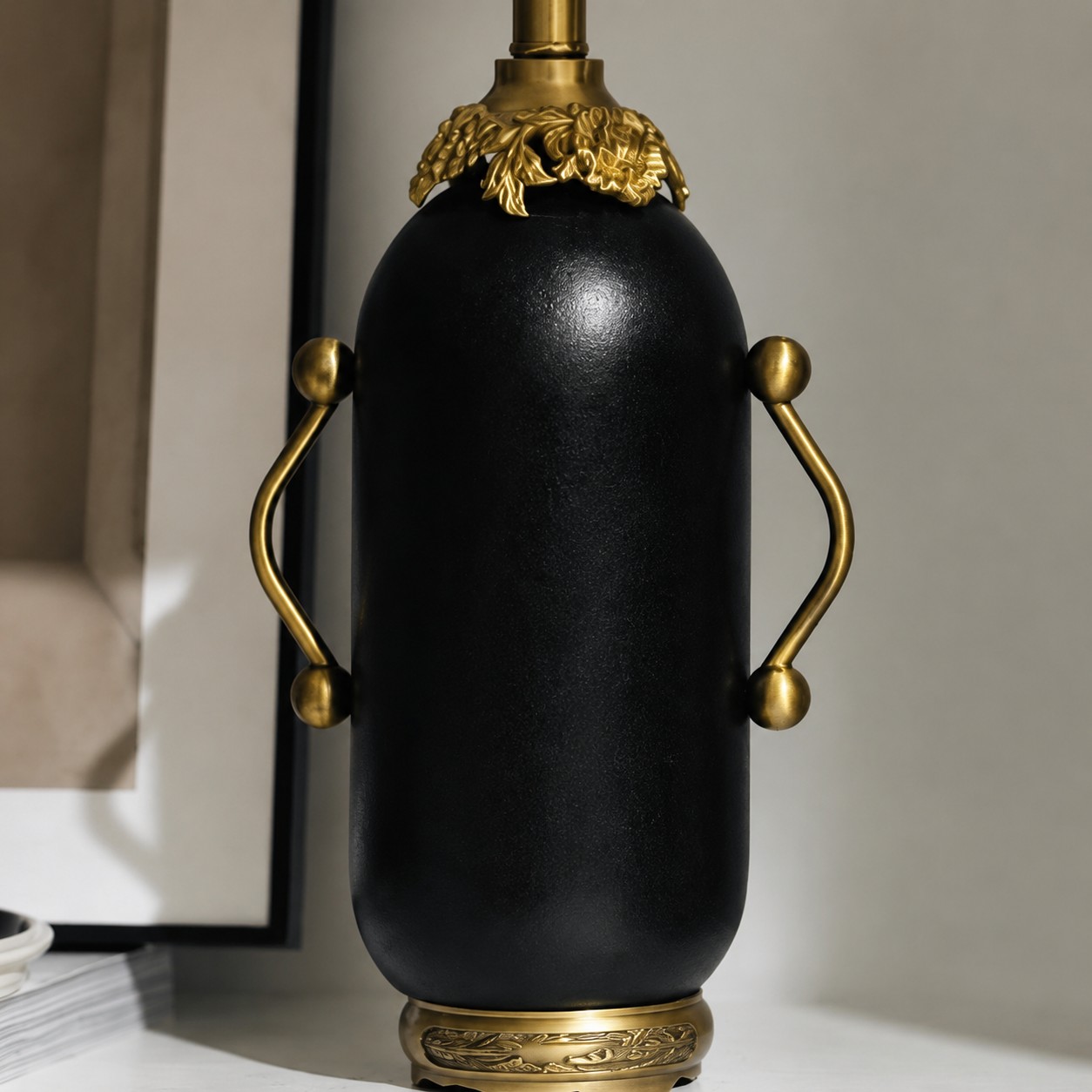 Vollständig mattschwarze Vintage-Tischlampe mit Blumenmuster