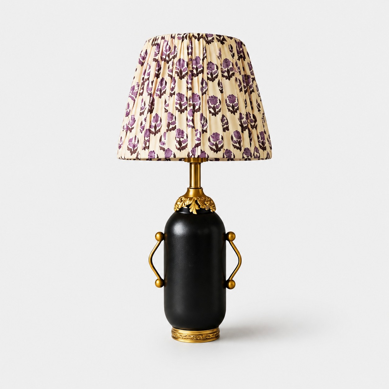 Mattschwarze Tischleuchte mit lila plissiertem Lampenschirm mit Blumenmuster