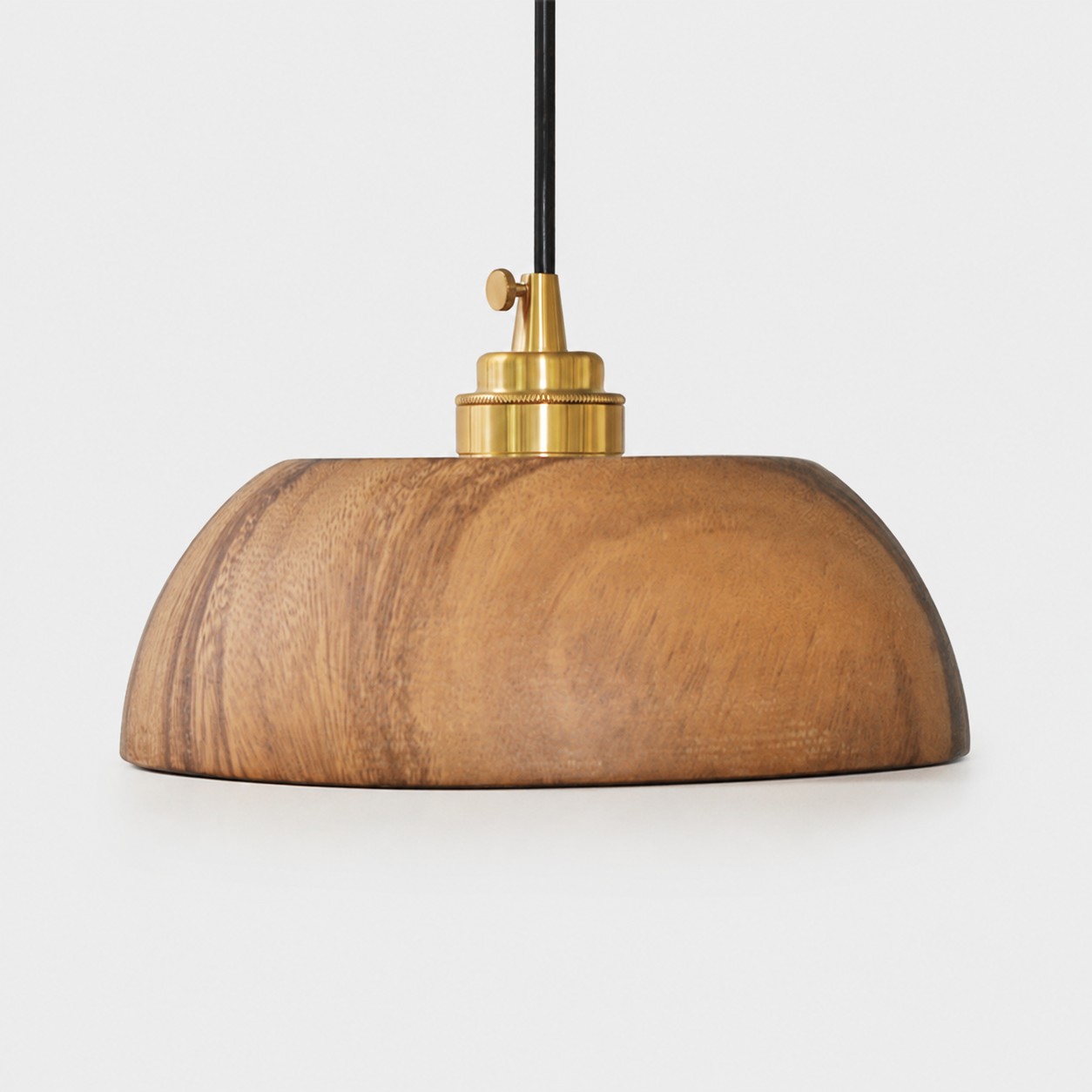 Vue produit de la suspension en bois de noyer