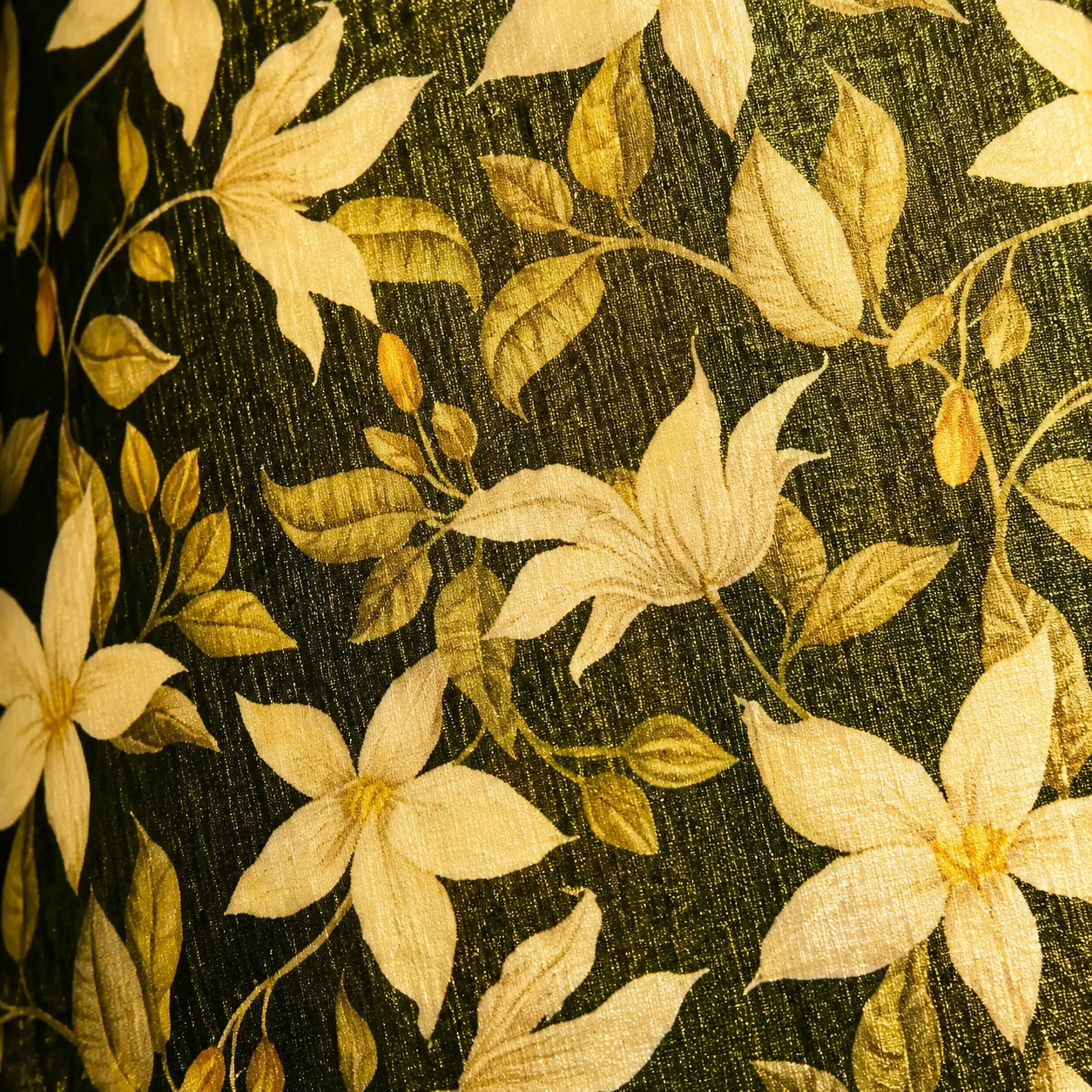 Detailopname van een lampenkap van botanische stof.