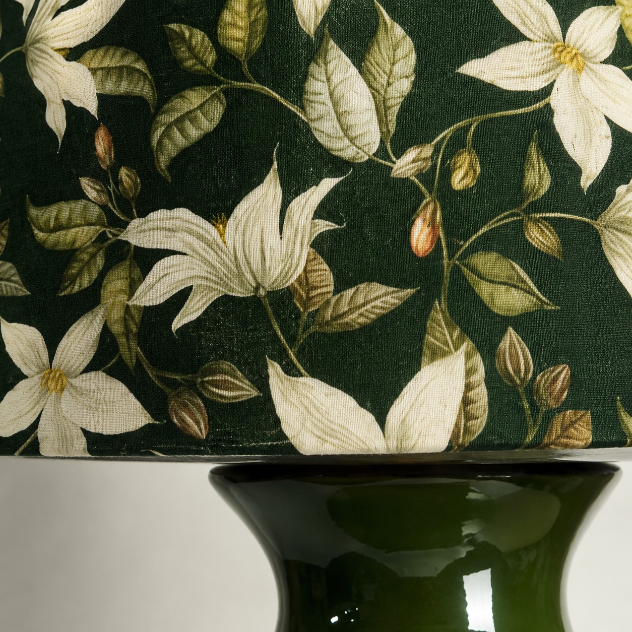 Gedetailleerde weergave van een vintage groene tafellamp met bloemenmotief