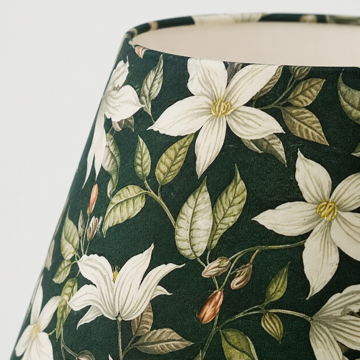Detailopname van de glanzende groene keramische voet van een tafellamp.