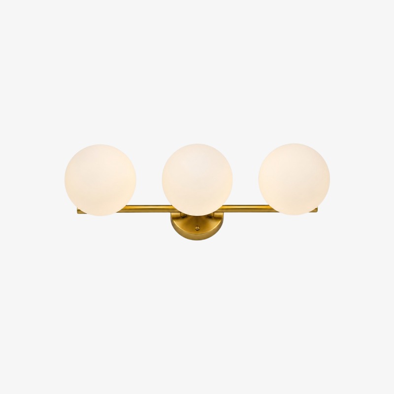 Applique murale dorée à trois lumières avec globes en verre opalin