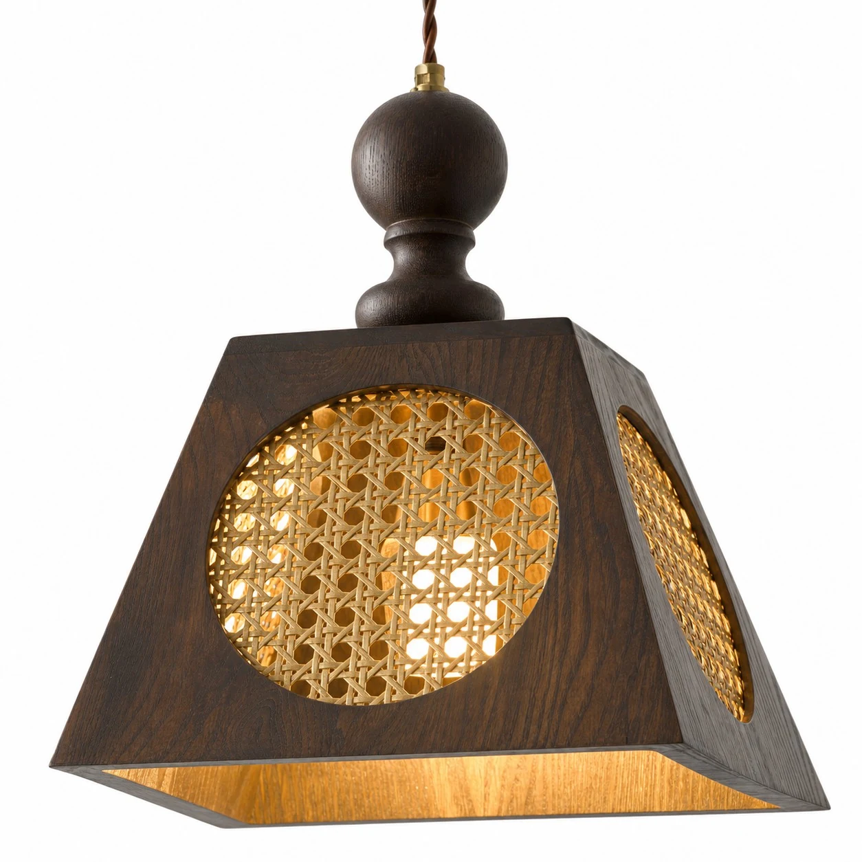 Pantalla tejida de madera oscura con luz lateral cálida