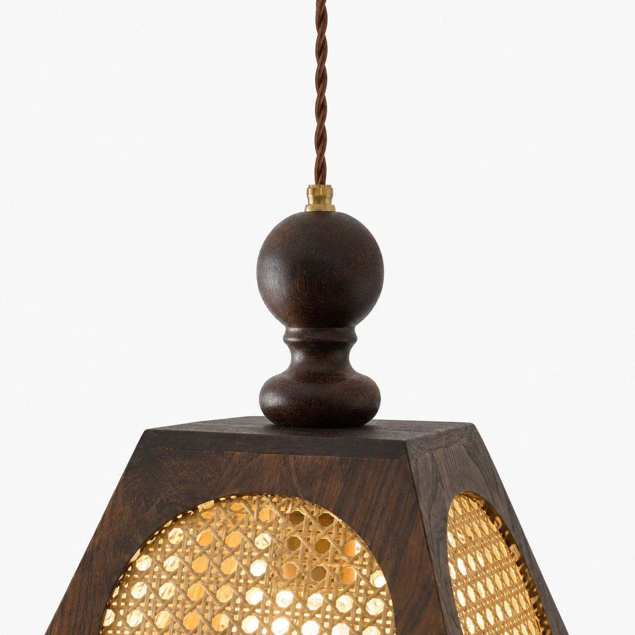 Pantalla colgante con aspecto de madera oscura y cable trenzado.
