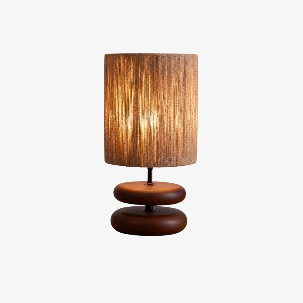 Tischleuchte aus naturbelassenem Wabi-Sabi-Holz in Walnussfarbe mit Lampenschirm aus Hanfseil.