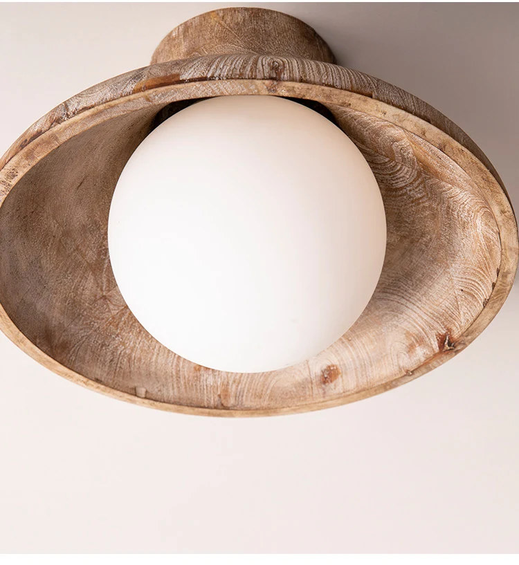 Nahaufnahme des flachen Holzrandes um den Glasschirm