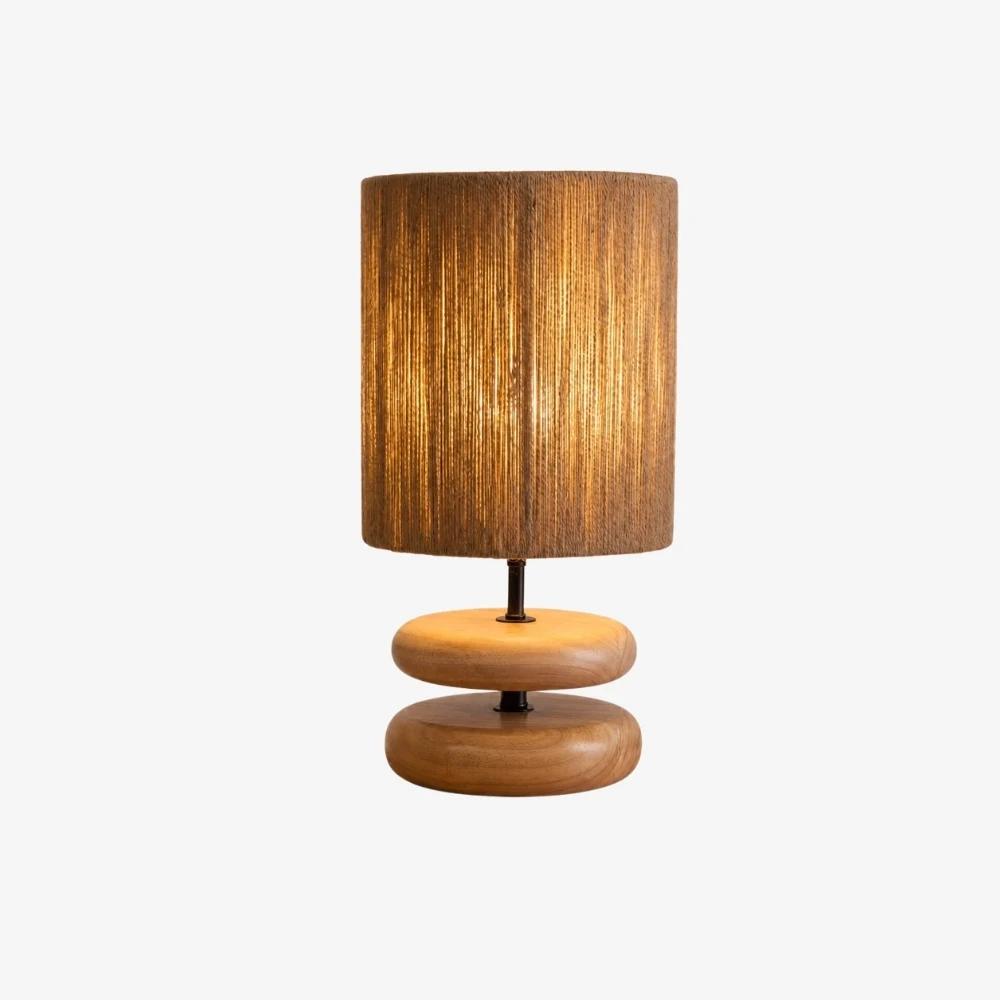 Tischleuchte aus naturbelassenem Wabi-Sabi-Holz mit Lampenschirm aus Hanfseil.