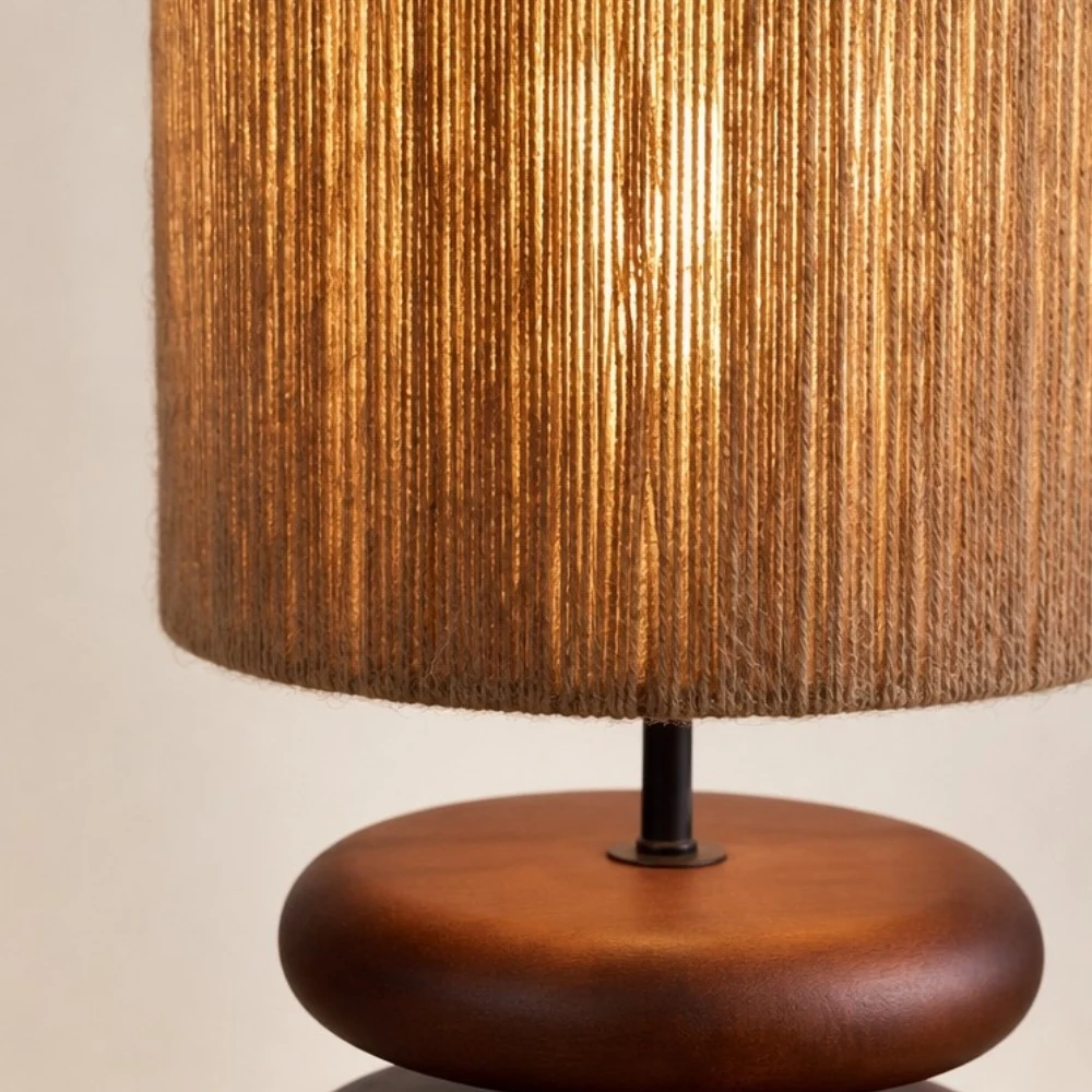 Warmes Licht durch den Lampenschirm aus Hanfseil auf der Tischlampe aus Holz