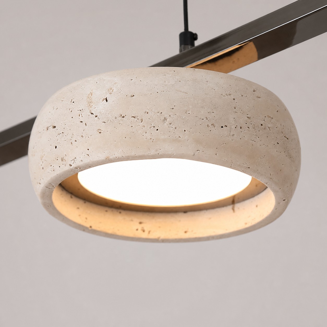 Superficie de sombra de travertino color beige cálido y apertura LED inferior