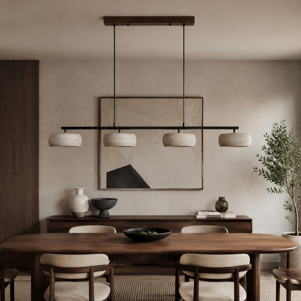 Lámpara colgante lineal de travertino sobre una cálida mesa de comedor.