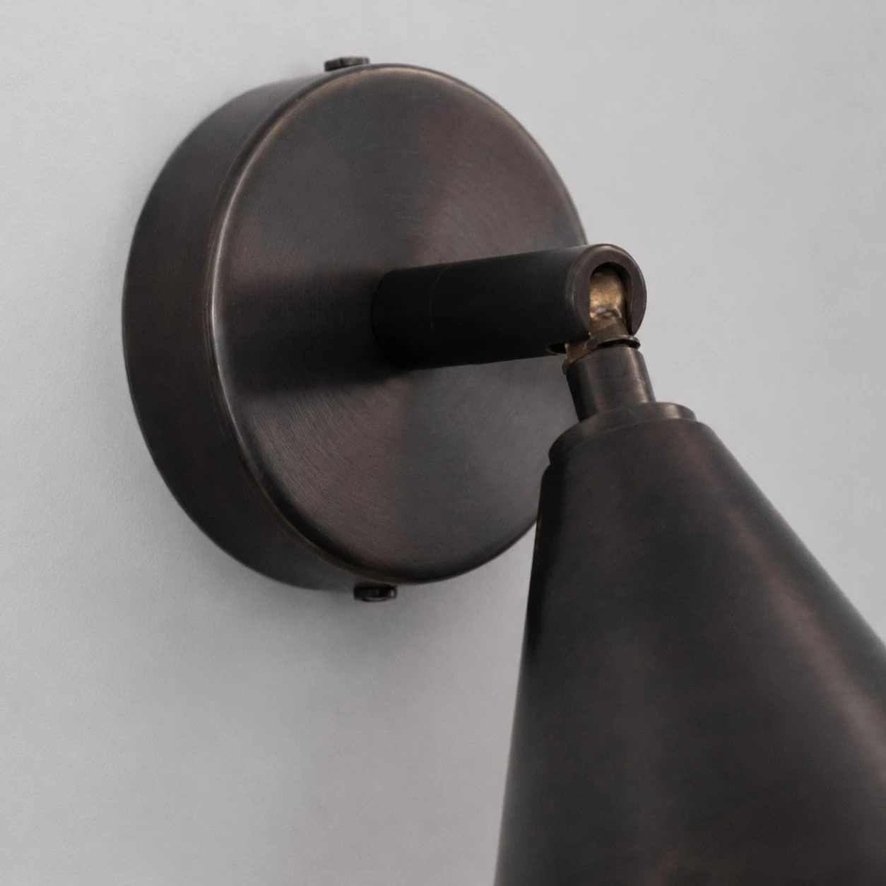 Round wall plate and arm detail