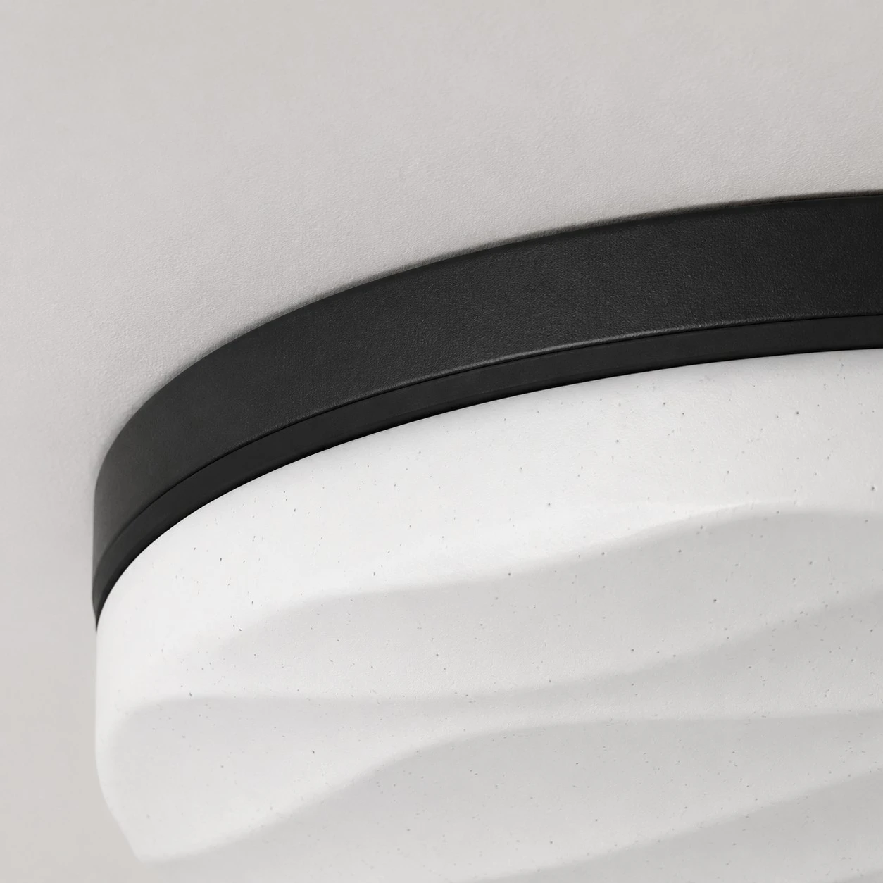 Black rim and white diffuser detail
