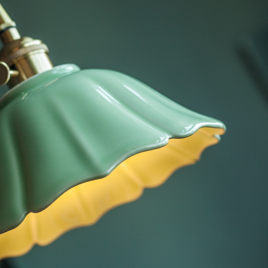 Scalloped ceramic shade edge detail