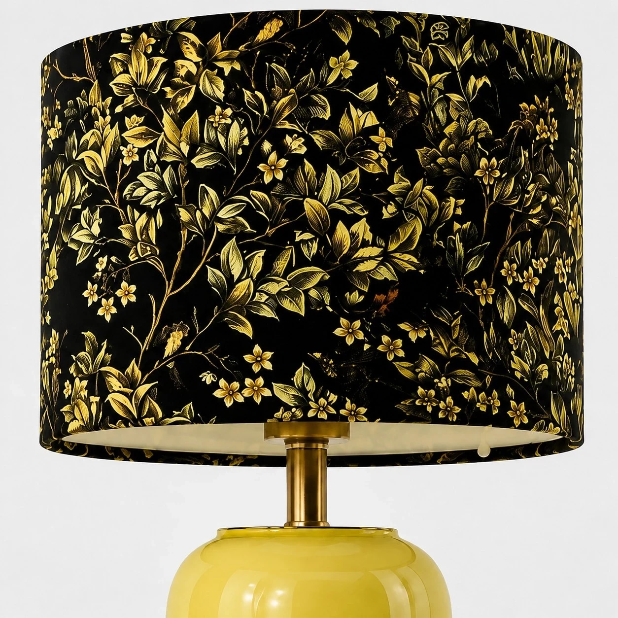 Abat-jour en tissu noir à motif floral doré