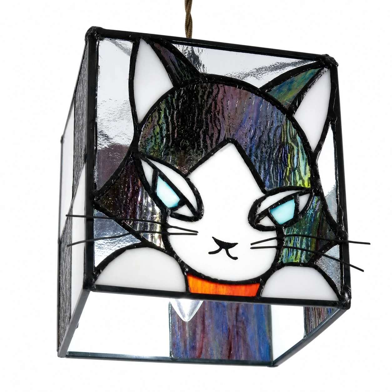 Vista aproximada do pendente de vitral com gato em tom violeta esfumaçado.