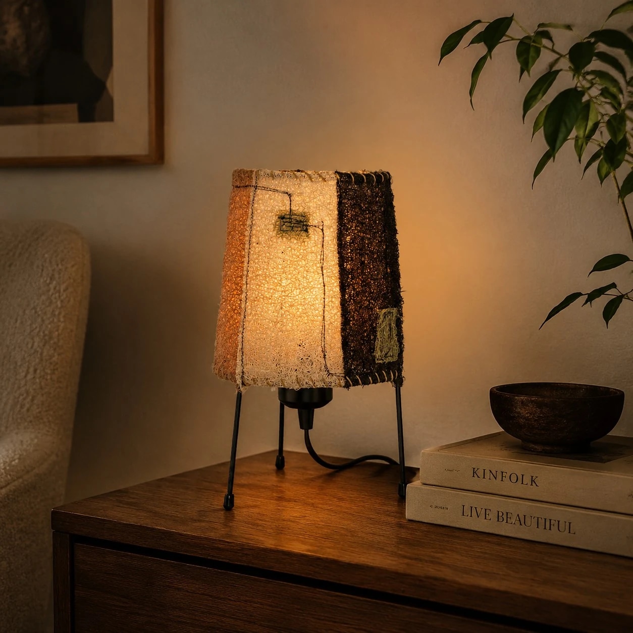 Lampada da tavolo in fibra naturale intrecciata che risplende su un caldo comodino