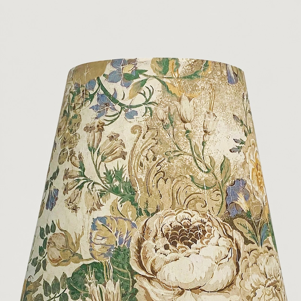 détail d'abat-jour en tissu à motif floral beige