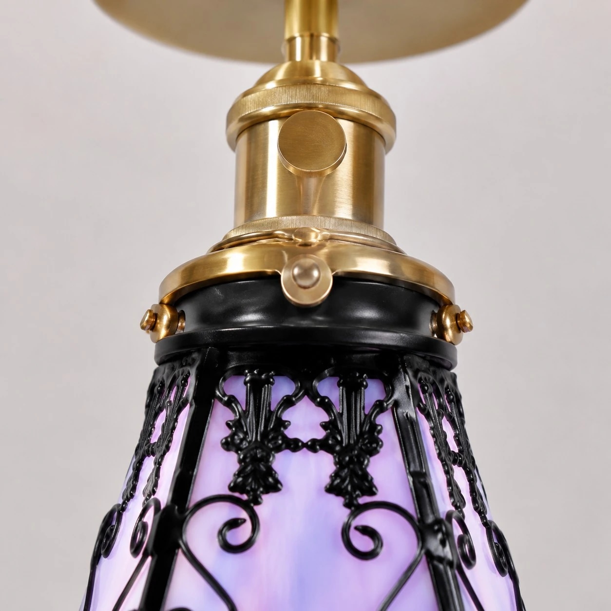 Herrajes de la pantalla superior de vidrieras y detalle de marco decorativo negro