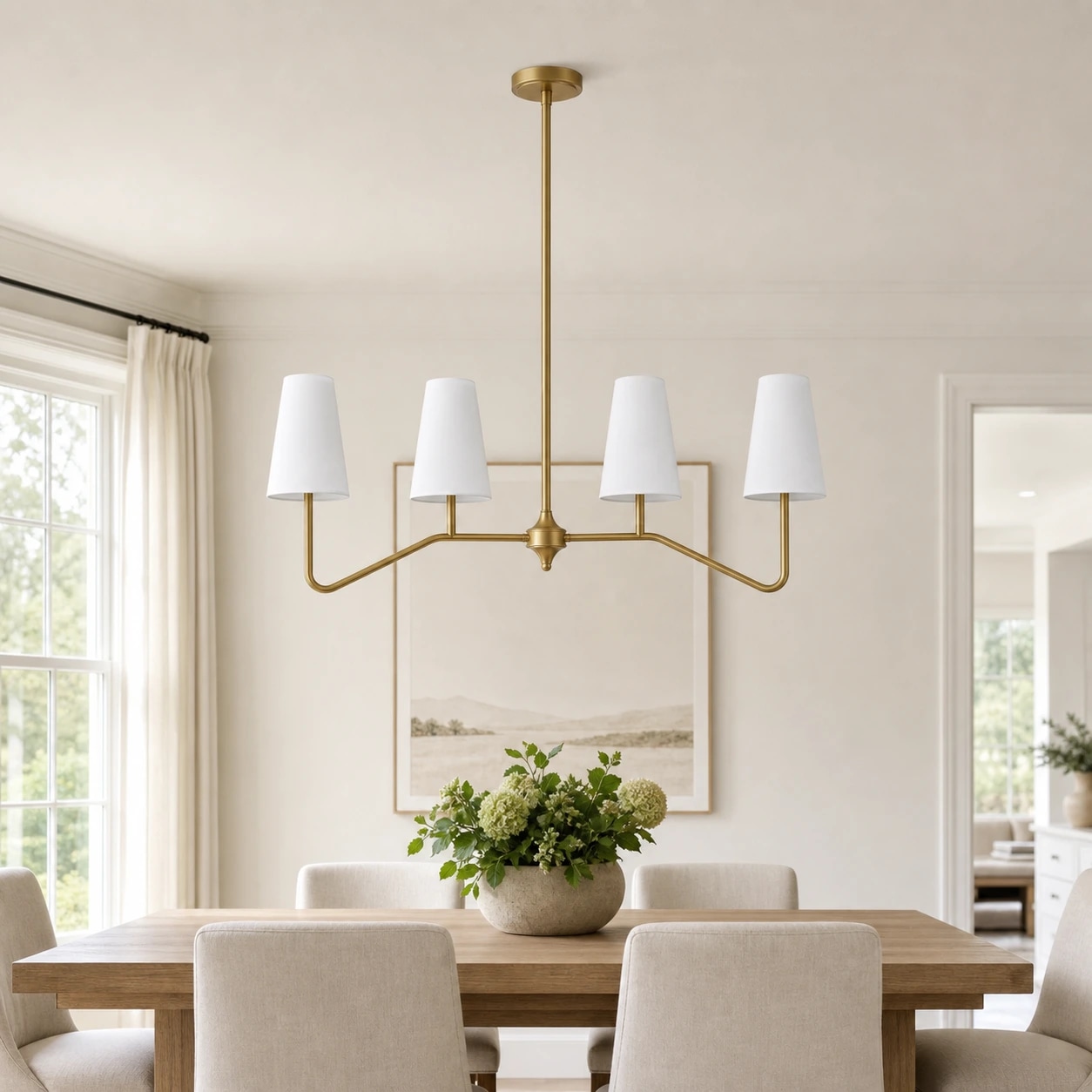 Lustre linéaire en laiton Strellux au-dessus d'une table à manger