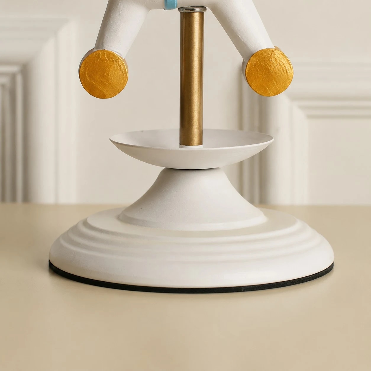 détail du socle de lampe blanc et de la tige en laiton