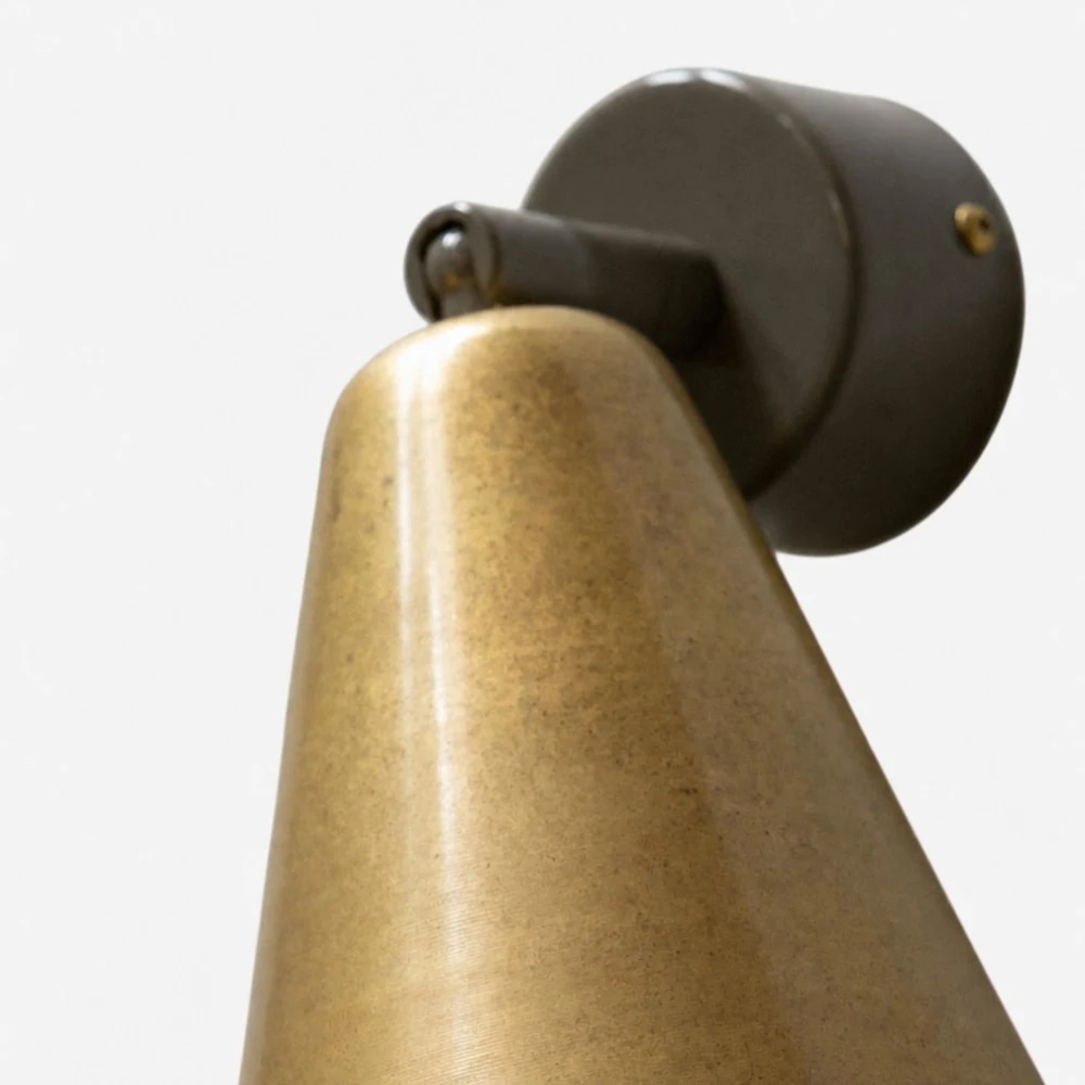 Sidodetalj på vägglampa i mässingskon