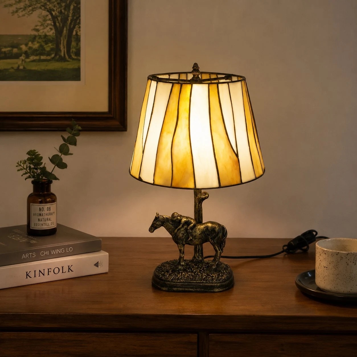 Lámpara de mesa estilo Tiffany con base de caballo sobre una cálida escena de mesilla de noche.