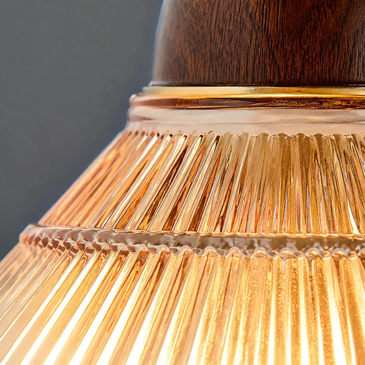 Pantalla acanalada, metal cálido y contraste de tono de madera