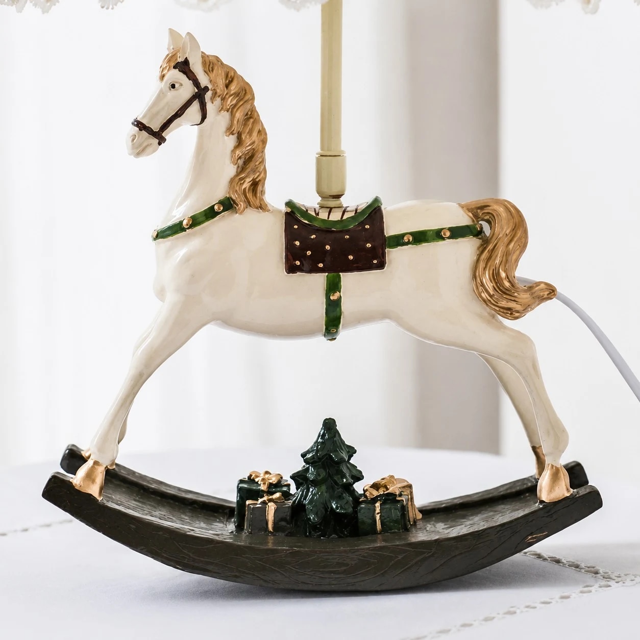 Base de caballito mecedora pintada con silla de montar y detalles del regalo.