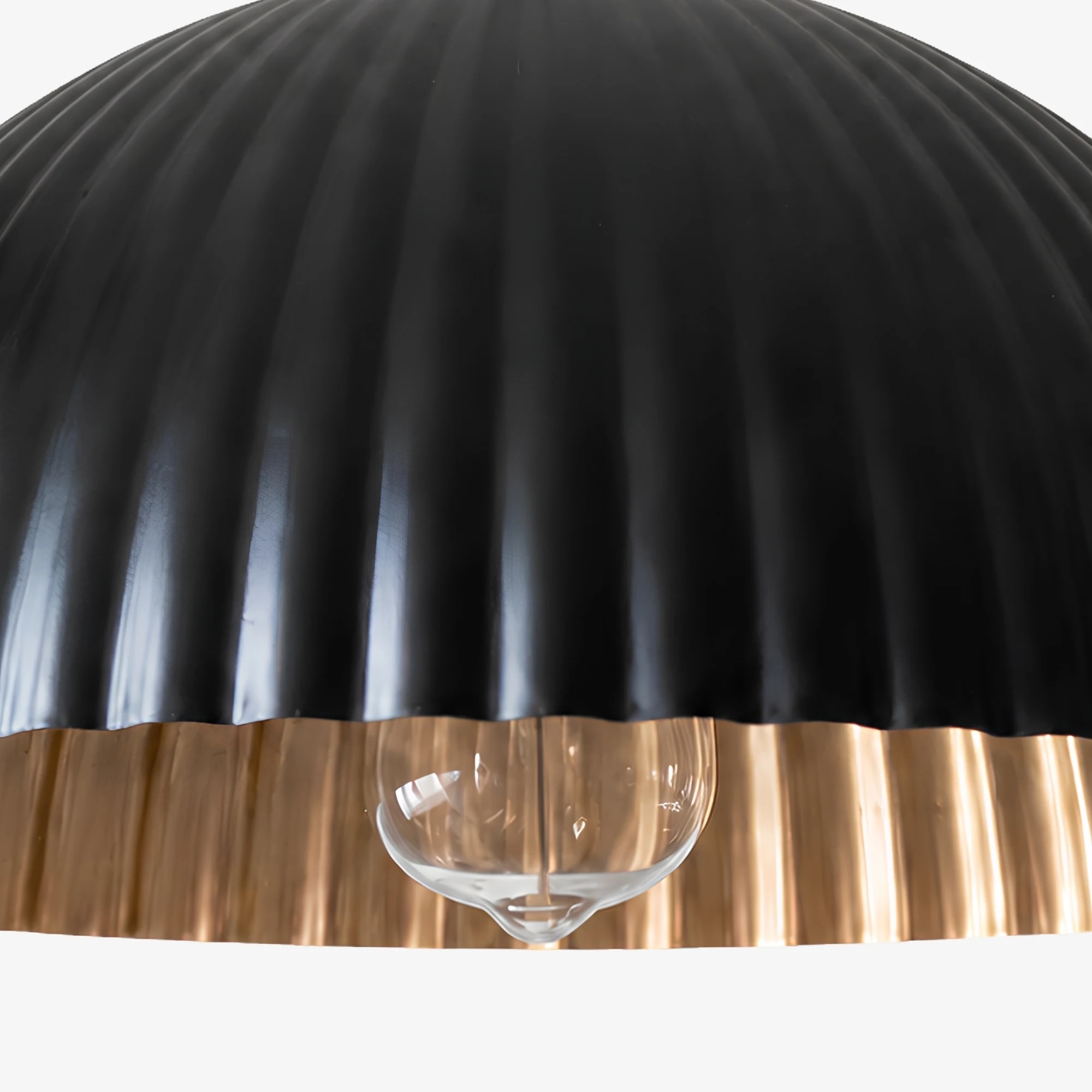 Goldfarbene Innenausstattung und gerippte, schwarze Metallschirmdetails