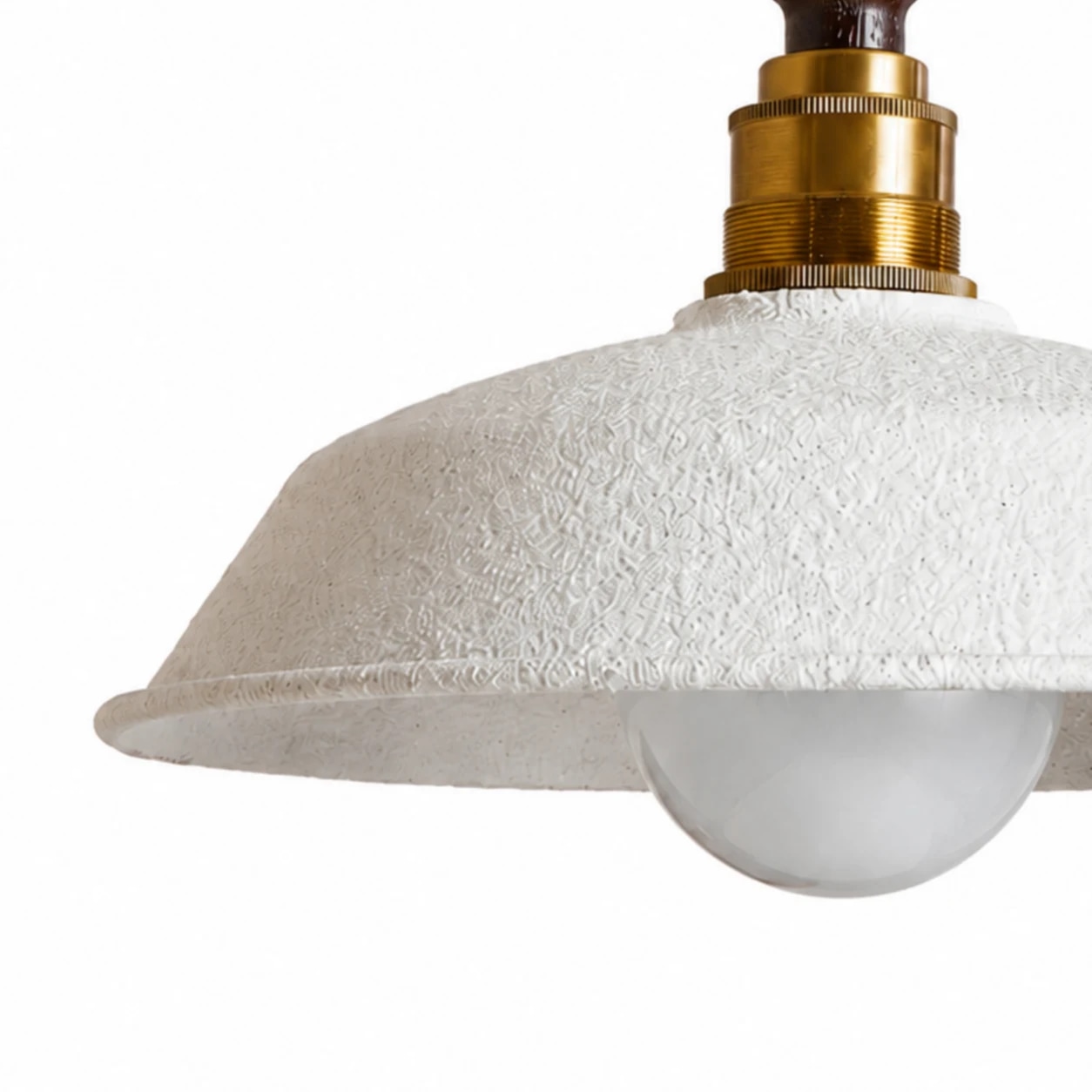 Nahaufnahme des weißen, strukturierten Metallschirms und der messingfarbenen Fassung