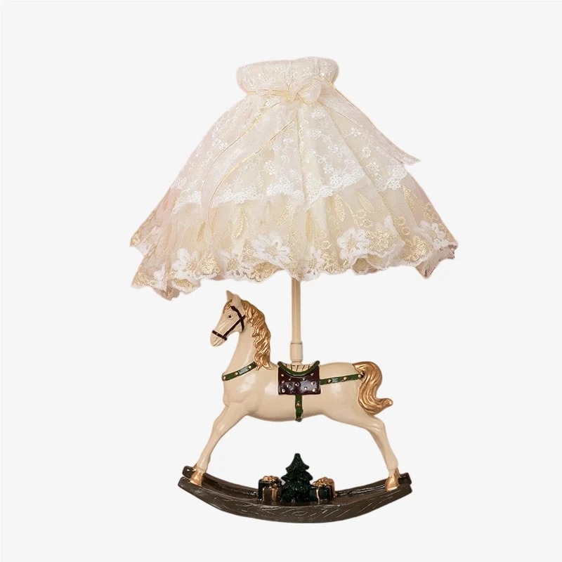 Lámpara de mesa con forma de caballito mecedora y pantalla de encaje iluminada.