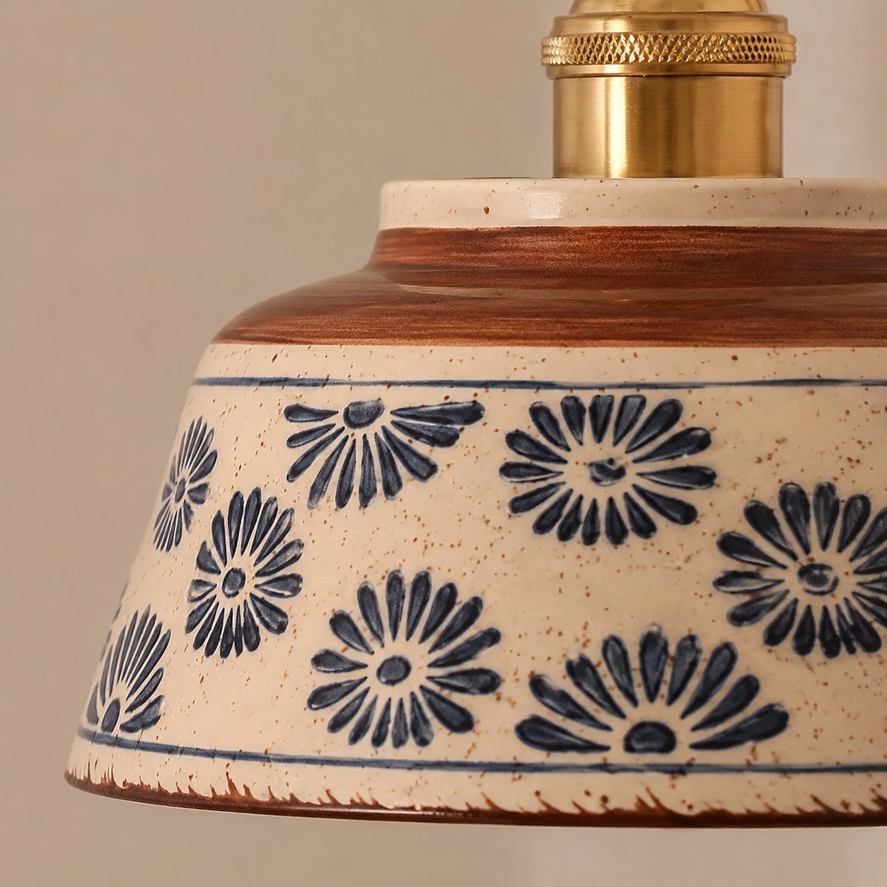 Gros plan d'une applique murale vintage en céramique bleue à motif floral